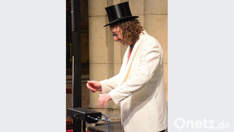 Stefan Schultes beweist, dass das Spielen auf dem Themerin keine Hexerei ist. Bild: Kunz