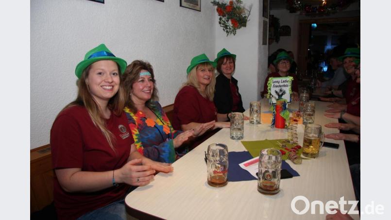 Nicht nur auf der Tanzfläche, auch an den Tischen wurde fröhlich Fasching gefeiert. Bild: wro