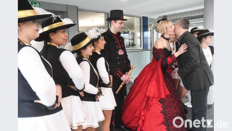 Die Narrhalla zu Besuch in der NT-Lokalredaktion Weiden/Neustadt. Von Prinz Bernd I. und Prinzessin Sandra I. gibt es Orden und Küsschen, hier für Deskchef Stefan Zaruba. Bild: Gabi Schönberger