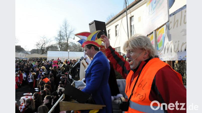 Nach dem Faschingszug geht es am Dorfplatz in Münchenreuth hoch her. Ein Höhepunkt ist die Büttenrede. Diese dürfte von der Kommunalwahl geprägt sein. Bild: Bernhard Eckstein/exb