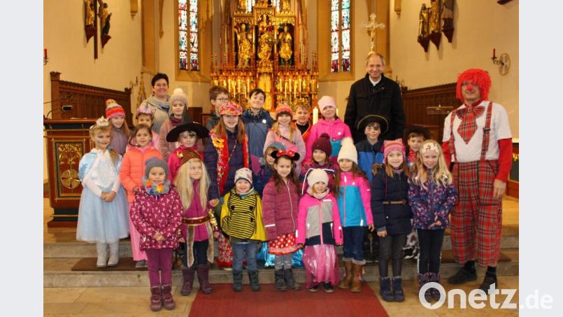 Erfolgreich verläuft die Suche des Clowns (Hans Fleischmann) nach der wahren und echten Freude beim von Pfarrer Johann Hofmann (hinten rechts) zelebrierten Familiengottesdienst. Dabei helfen ihm die maskiert zur Messe erschienenen Kinder und Gemeindereferentin Barbara Schlosser (hinten). Bild: u