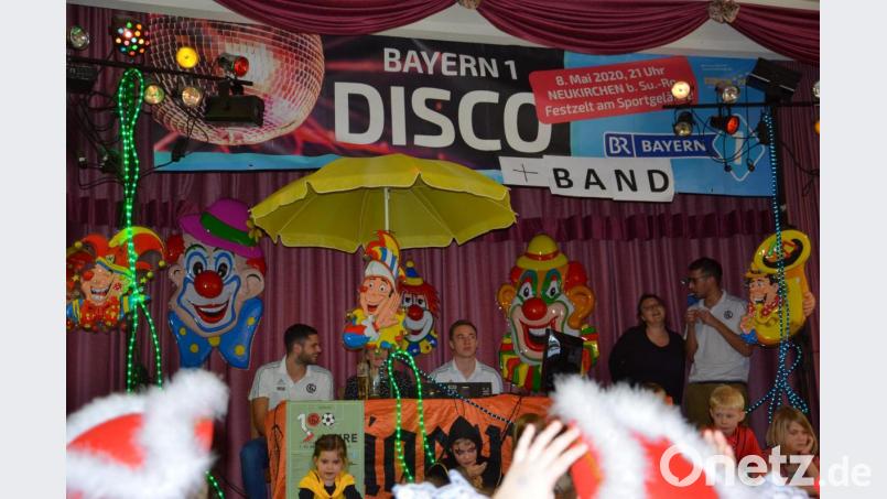 Sonst sorgen sie auf dem Fußballfeld für Betrieb. Beim Kinderfasching des FCN bespielen drei Spieler nicht minder erfolgreich die Tanzfläche. Bild: röt