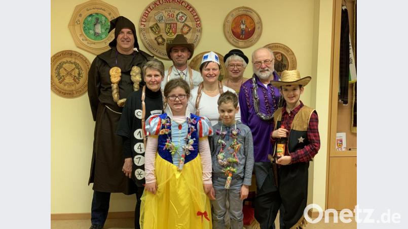 Das kunterbunte Faschings-Königsvolk kurz vor dem Verzehr seines schmackhaften Geschmeides, das es vorher gewonnen hat (von links): Zweiter Faschingsritter Armin Kryschak, Faschingsburgfräulein Johanna Schill, Faschingsjugendliesl Isabell Steup, Faschingsritter Mathias Scheeler, Faschingsliesl Ruth Kryschak, Faschingsjugendkönig Jan Viehauser, Zweites Faschingsburgfräulein Emma Demelt, Faschingskönig Albert Holzner und Pechvogel Bastian Kryschak. Bild: wec