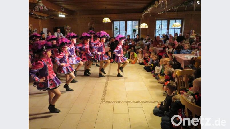 Die Jugendgarde des Faschingsverein Stammtisch Botzersreuth in Aktion. Bild: adj