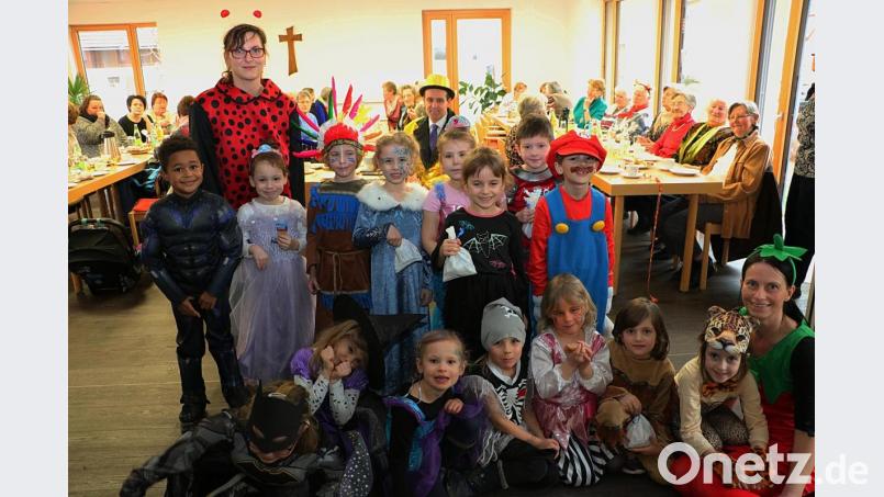 Die Vorschulkinder in ihren Faschingskostümen vor der Seniorengemeinde. Bild: gru