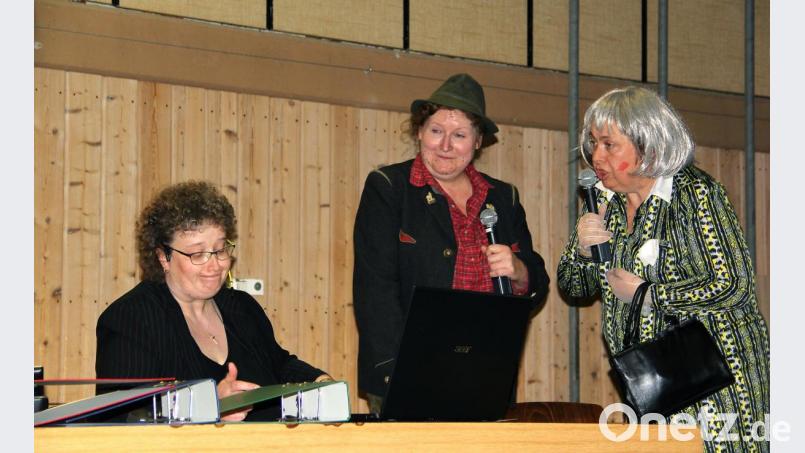 Im Pfarrbüro machte die Sekretärin (Martina Fronhofer) die Kundschaft aus dem Frauenbund (Rita Salomon und Erika Rückl, von links) darauf aufmerksam, dass die Pfarrei nun ein wirtschaftliches Unternehmen sei und Kosten für Dienstleistungen in Rechnung gestellt werden. Bild: Josef Böhm
