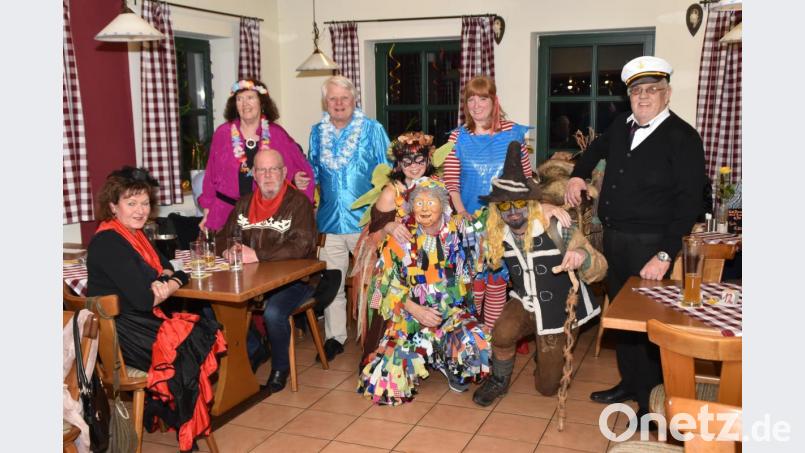 Die fantasievollsten Masken beim Fasching der "1883er"- Soldatenkameradschaft: Waldfee, Fleckerlhexe und Bürstenbinder (knieend von links). Rechts: der Kapitän der "1883er" Alfons Landgraf. Bild: hcz