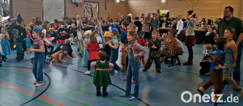 Bild: zer

Die Faschingsgaudi mit dem FC Luhe-Markt ging am Sonntagnachmittag drei Stunden lang. DJ Rastelus heizte den Jüngsten kräftig ein, die sich bei den Polonaisen nicht lange bitten ließen. Bild: zer