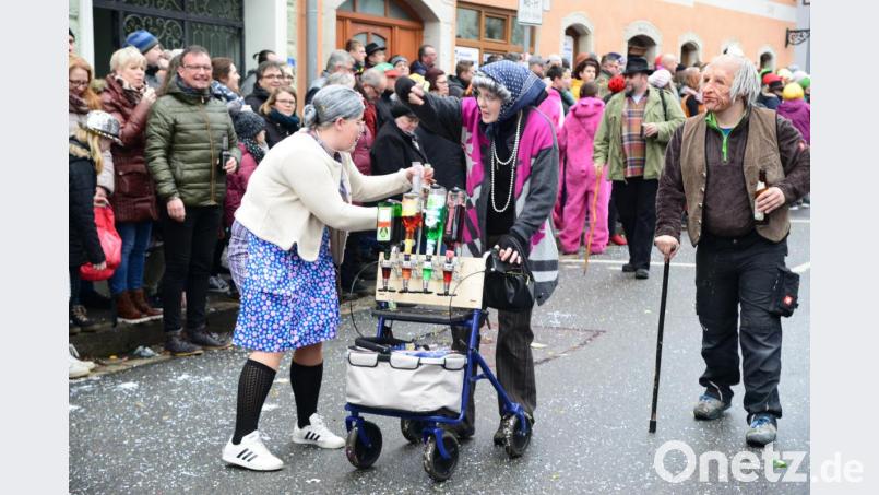 Diese Rentnerband hat ihre eigene Hausbar auf Rädern dabei. Bild: bey