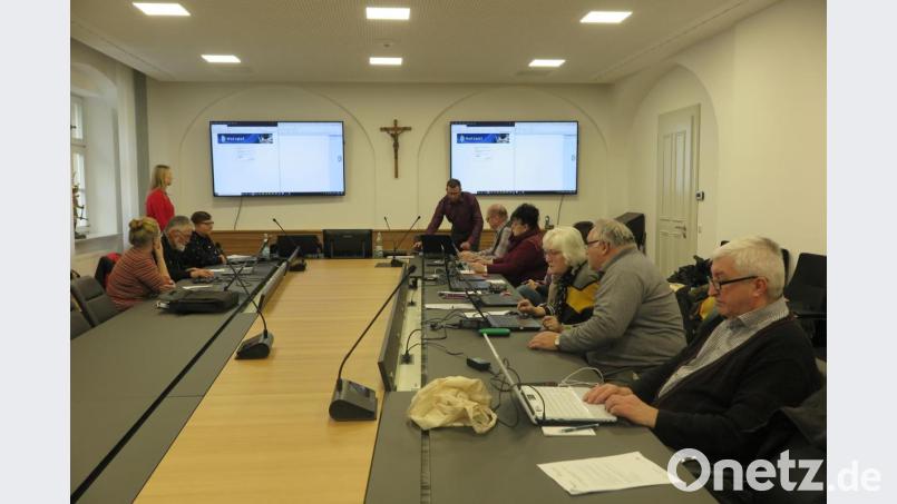 Jürgen Blumberg (vorne stehend) und Stefanie Baier (vorne links) halfen den Senioren beim Umgang mit ihrem Laptop. Bild: jzk