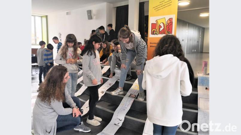 In Grafenwöhr arbeiten Grund- und Mittelschullehrer gut zusammen. Das zeigt sich auch in den Leserollen, die Siebtklässler gemeinsam erstellt haben. Diese Rollen sind dazu gedacht, Bücher zu erschließen und zu präsentieren. Bild: rgr