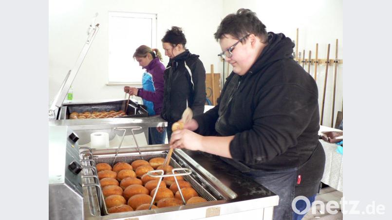 Nicht zu hell und nicht zu dunkel sollen sie sein, die Faschingskrapfen, die bei der Backaktion entstehen. Mit wachsamen Auge wird deshalb beim Ausbacken das Geschehen in der Fettpfanne beobachtet. Bild: lep