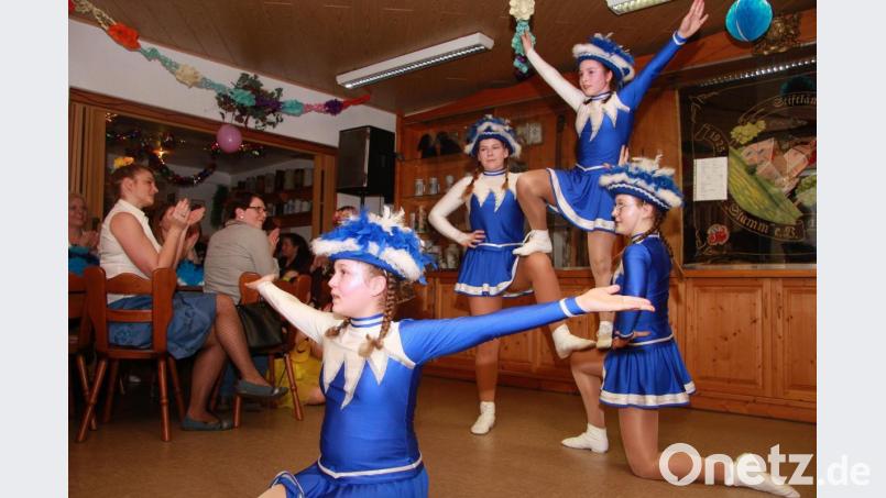 Aktuell besteht die Jugendgarde aus vier Mädchen. Mit seinem Tanz sorgte das Kleeblatt für einen weiß-blauen Farbtupfer beim Kappenabend des Stiftländer Heimatvereins. Bild: wro