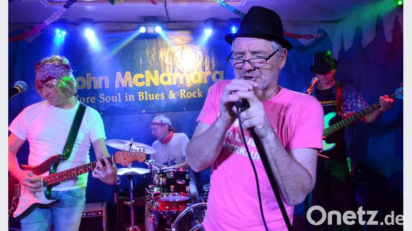 Trotz Problemen mit den Stimmbändern liefert der Ire John McNamara ein tolles Set. Bild: Kunz