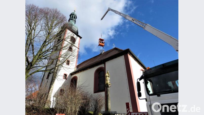 Über der Kirche wird zuerst das alte Nest vermessen. Dieter Brandl hat den Durchmesser anhand der Dachziegler ermittelt und hofft, damit richtig gewesen zu sein. Bild: ubb