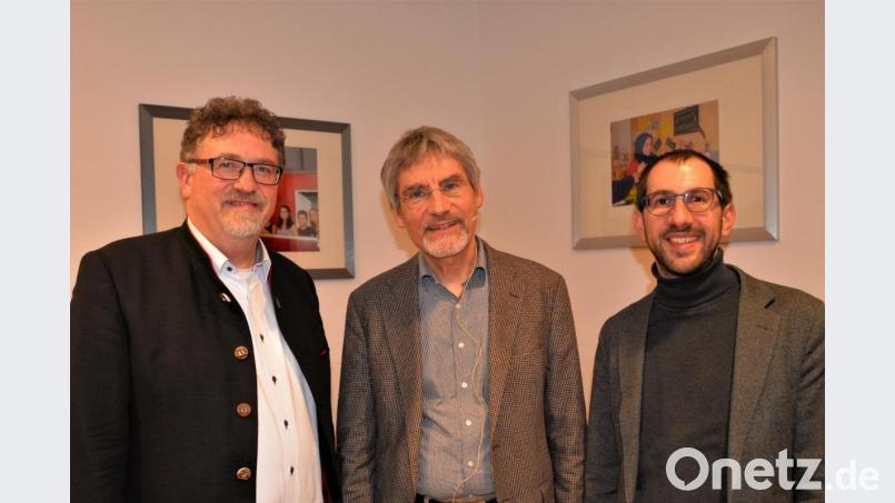 Eberhard Faust (Mitte) machte in seinem Vortrag deutlich, wie schwer die Folgen des Klimawandels für die Wirtschaft und die Gesellschaft sein werden, wenn man nicht rechtzeitig handelt. Mit im Bild: Markus Bäuml (links) und Gregor Glötzl (rechts). Bild: exb