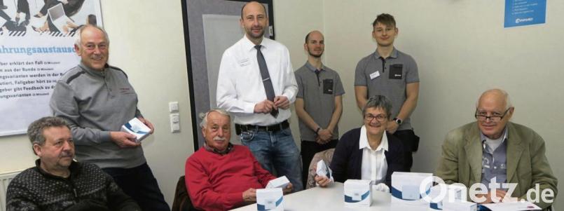 Kundenbetreuer Christian Demleitner und seine Mitarbeiter stellen den Seminarteilnehmern Smart-Home-Geräte vor und erklären ihnen die Möglichkeiten der Vernetzung. Zu den interessierten Zuhörern gehört auch Erich Gruber aus Dürnsricht-Fensterbach (stehend, links). Bild: Hirsch