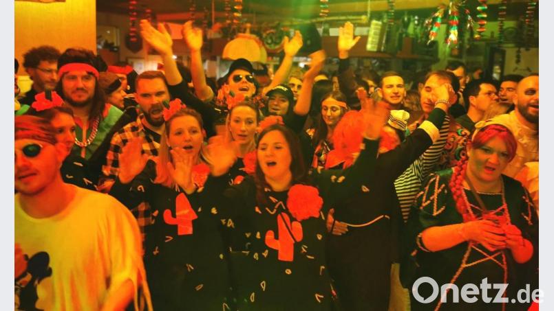 Der FC-Fasching hat sich inzwischen einen Namen gemacht: Über 300 Feierwütige tanzten im FC-Sportheim ab Bild: exb