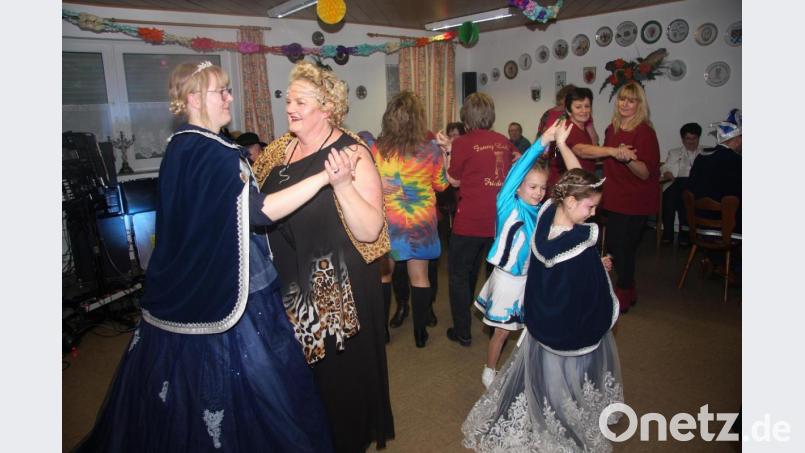 Auf die Tanzfläche wagten sich auch die noch amtierenden Prinzessinnen Theresa I. (links) und Amelie I. (vorne rechts). Bild: wro