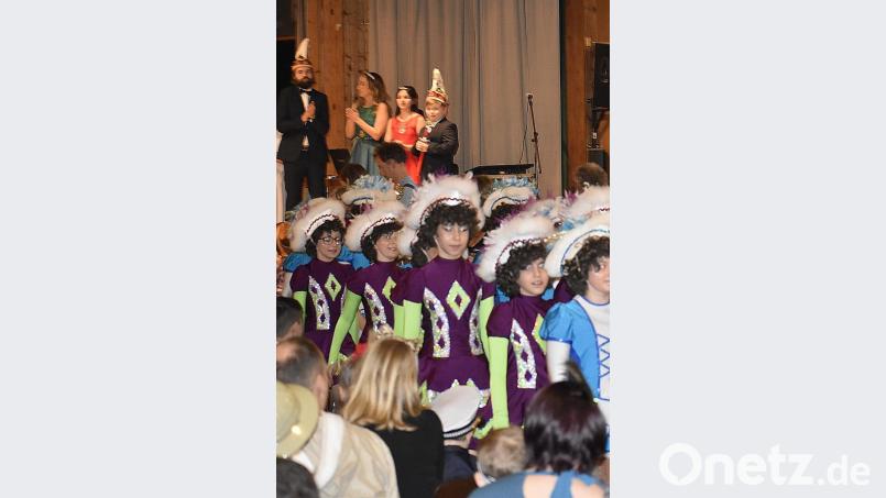 Die Kinder- und Jugendgarden der Auerbacher Faschingsgesellschaft treten beim Kinderfasching auf. Bild: sck