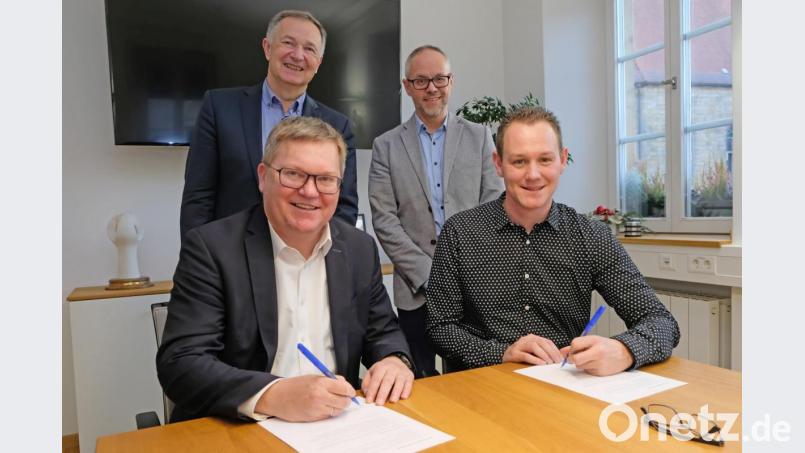 Auf dem Bild unterzeichnen die Vertreter der Vertragsparteien, Christoph Hollweck (vorne rechts, für den Stadtjugendring) und Oberbürgermeister Michael Cerny (vorne links, für die Stadt) den Vertrag, begleitet durch den zuständigen Referatsleiter Dr. Harald Knerer-Brütting (hinten links) und dem Leiter des Jugendamtes Thomas Boss. Bild: Stadt Amberg, Thomas Graml/exb