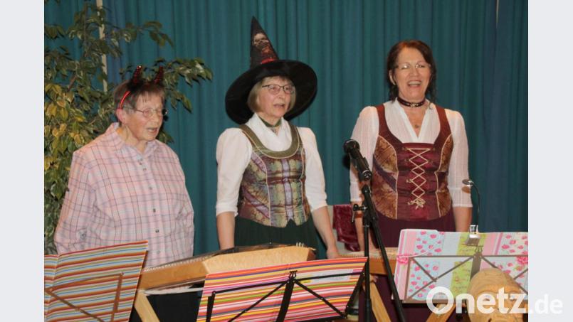 Der Dreigesang von Cordula Gurdan (rechts) mit einem lustigen Lied. Bild: Schönberger, Ferdinand [fsb]