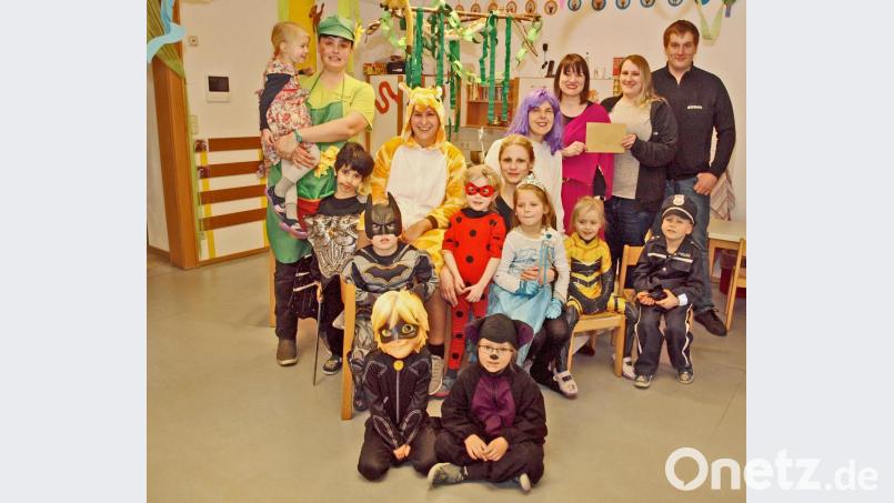 Simon Heinrich und Maria Drexler übergaben im Namen der Thanheimer Kirwapaare an Kindergartenleiterin Manuela Mayer (hinten, von rechts) eine Spende über 250 Euro. Darüber freuten sich die Erzieherinnen Inge Rogenhofer, Silke Hiller, Kerstin Bethke und Doris Lietke und natürlich auch die Kinder. Bild: sön