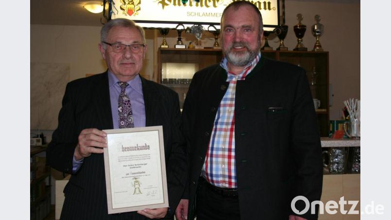 Reinhold Gietl (rechts), soeben zum neuen Vorsitzenden des Imkervereins gewählt, übergibt Anton Schönberger die Ernennungsurkunde zum Ehrenvorsitzenden. Bild: gpa