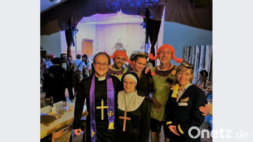 Die Musik, eine volle Tanzfläche und einfallsreiche Masken führten den Sportlerball zum Erfolg. Bild: gz
