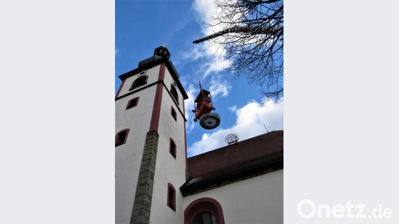 Vorsichtig dirigierte Gerald Schabner das Gefährt am Turm entlang nach oben. Bild: ubb