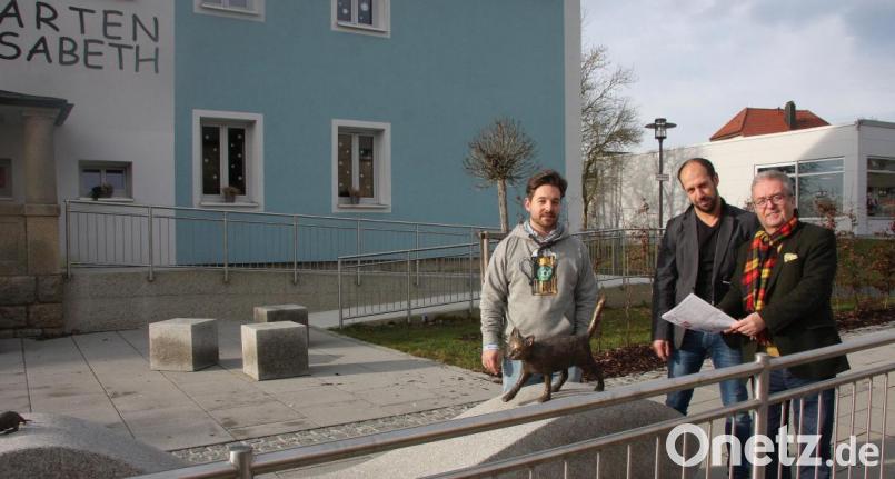 Bürgermeister Toni Dutz (rechts) will die Aussagen der Freien Wähler nicht unkommentiert im Raum stehen lassen. Gemeinsam mit Michael Dutz und Nik Landstorfer (von links) äusserte er sich am Kindergarten Sankt Elisabeth dazu ausführlich. Bild: wro