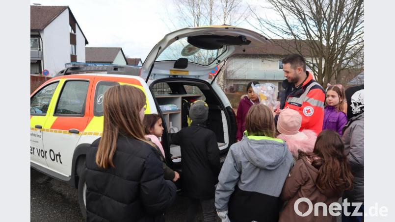 Ediz Kozanli zeigt das Einsatzfahrzeug des HvO und die Austattung. Alles ist an seiner Stelle, damit im Notfall nichts gesucht werden muss. Bild: wrm