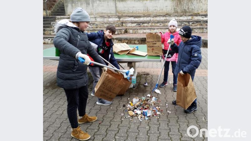 Im Gregor-Mendel-Gymnasium sorgen Fünft- und Sechstklässler für ein sauberes Schulgelände. Bild: Caro Neuser/exb