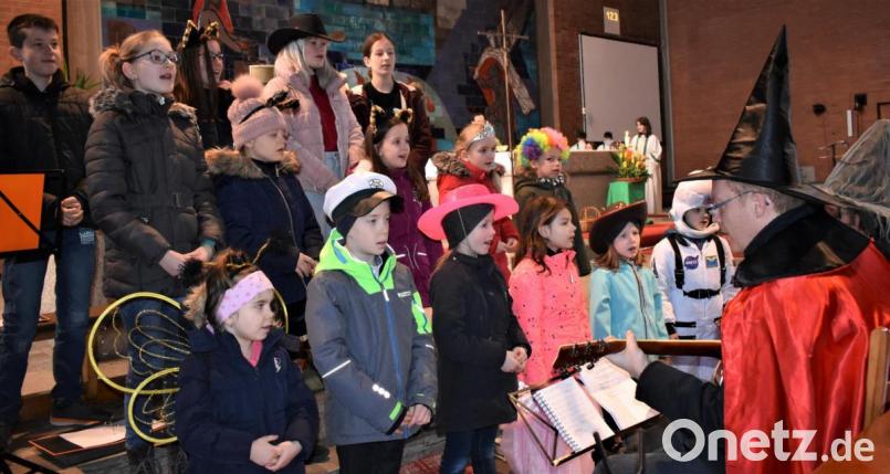 Als Astronaut, Polizist und Prinzessin verkleidet gestaltet die Kinder den Familiengottesdienst in der Grafenwöhrer Friedenskirche mit. Bild: rgr