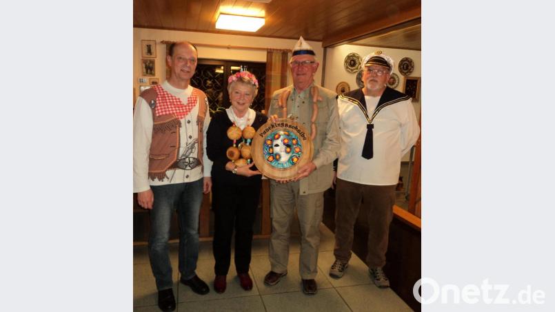 Sportleiter Werner Irlbeck (links) und Schützenmeister Edi Biersack (rechts) gratulierten dem Prinzenpaar Horst und Edith Mösbauer. Bild: ksi