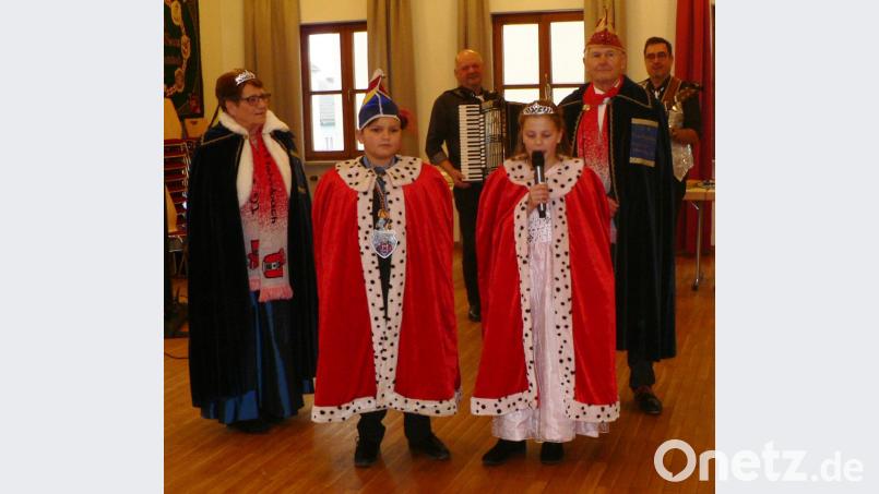 Das Seniorenprinzenpaar Irene I. und Heinz I. sowie das Kinderprinzenpaar Elena I. und Alex I. begrüßen die Gäste mit einem kräftigen &quot;Dumba, Helau&quot;. Bild: lep