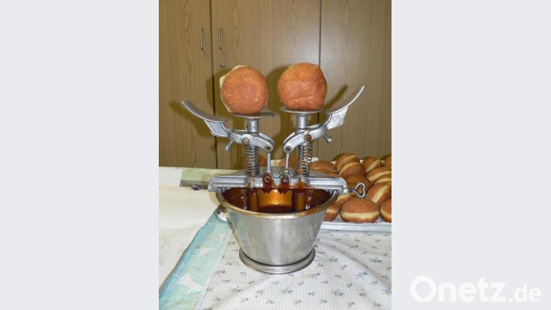Gefüllt mit Hagebuttenmarmelade und bestäubt mit Puderzucker werden die Krapfen schließlich verkauft. Bild: lep