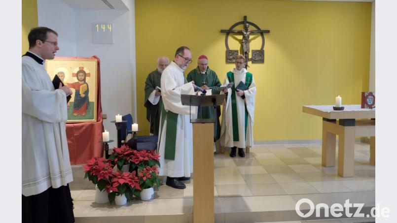 Klinikseelsorger Peter Bublitz (Bildmitte) hatte die Idee, für die Kapelle des Krankenhauses eine neue Ikone anzuschaffen. Bischof Rudolf Voderholzer (Zweiter von rechts) segnete das Werk einer Studentin aus Belgrad. Bild: Klinikum/Meier/exb