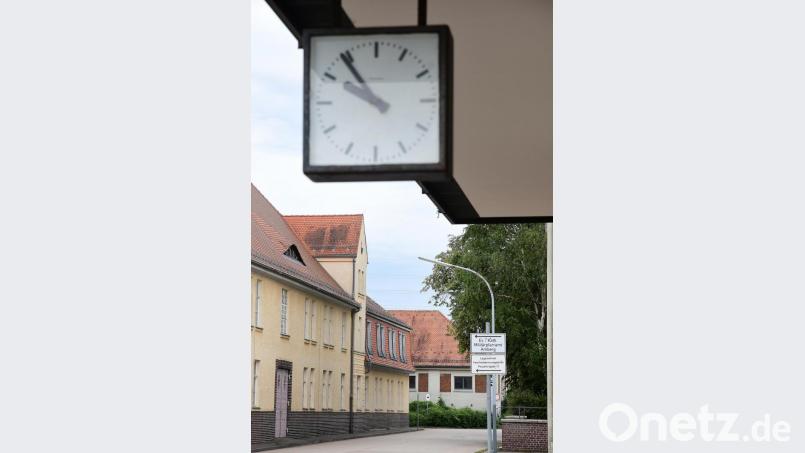 Für die Bundeswehr ist die Uhr in der Leopoldkaserne abgelaufen. Doch die Kommunalpolitik denkt auf dem zehn Hektar großen Areal über einen Neustart nach, zum Beispiel mit einem Mix aus Gewerbe und Wohnen. Bild: Petra Hartl
