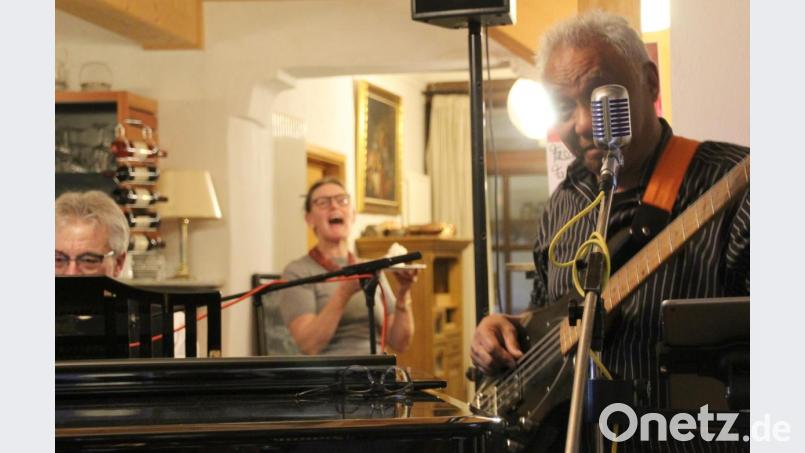 Hausherrin serviert passend zum Titel „Aber bitte mit Sahne“ Bild: Schönberger, Ferdinand [fsb]