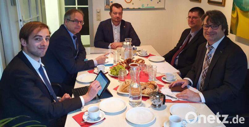 Die Kohlendioxidbepreisung bereitet den Vertretern der Porzellanindustrie Sorgen. Deutlich machten das Philipp Pickelmann (links, BVKI), Rainer Schwarzmeier (Zweiter von links, BHS Tabletop), Thomas Sparrer (Zweiter von rechts, Seltmann) und Christoph René Holler (rechts, BVKI) Im Gespräch mit dem Bundestagsabgeordneten Uli Grötsch (Mitte). Bild: exb