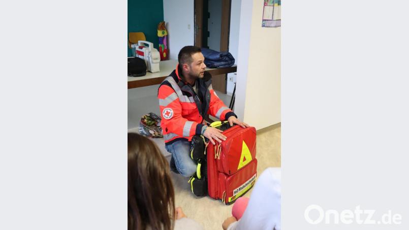Ediz Kozanli zeigt den Einsatzrucksack des HvO: Hier ist alles Wichtige für die Erstversorgung drin: Über eine Infusion, Schienen für Fixierung über Verbände, Spritzen und Handschuhe für den Selbstschutz. Der Rucksack ist im HvO-Auto gelagert. Bild: wrm