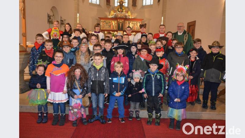 Kostümiert kamen die Kinder am Sonntagvormittag zum Familiengottesdienst in die Stadtpfarrkirche. Gleich dreimal hielt Stadtpfarrer Anton Witt seine Faschingspredigt in Leonberg, Steinmühle und Mitterteich und erntete dafür wieder Applaus. Bild: jr