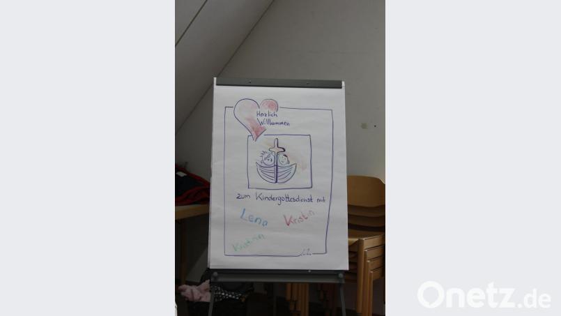 Kristin, Kristina und Lena begrüßen die Kinder künstlerisch zum Kindergottesdienst. Bild: fks