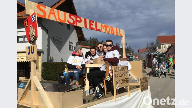 Faschingszug Flossenbürg: Schafkopf als urbayrisches Kartenspiel wird durch die JU mobil gemacht. Bild: cro