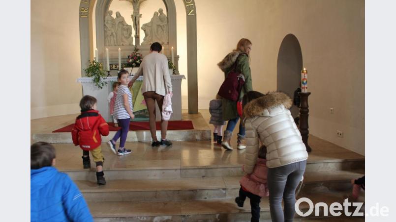 Gemeinsam mit dem Kindergottesdienstteam und der brennenden Kinderosterkerze machen sich die Kinder, nach der Begrüßung im Hauptgottesdienst, auf den Weg ins Gemeindehaus. Bild: fks