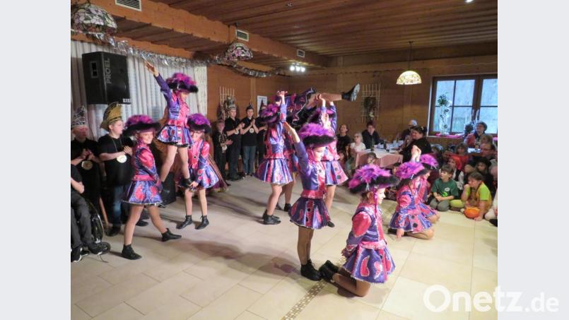 Die Jugendgarde des Faschingsverein Stammtisch Botzersreuth in Aktion. Bild: adj