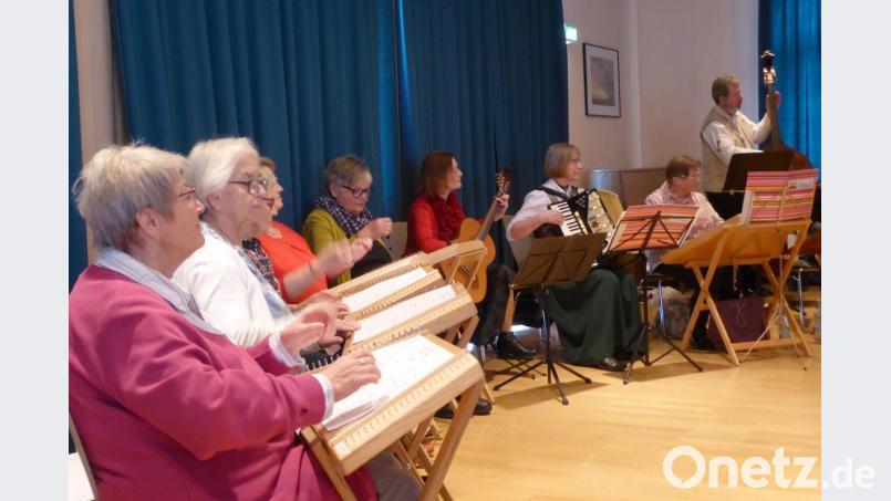 Ein Teil der Klangbrett- und Hackbrettgruppe zur musikalischen Umrahmung der Veranstaltung Bild: Schönberger, Ferdinand [fsb]