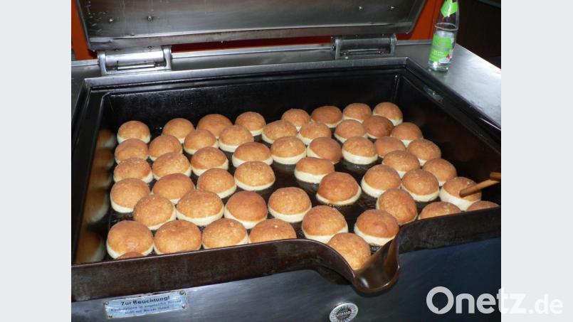 In mehreren Pfannen werden die Krapfen herausgebacken, dabei wird auf einen schönen weißen Rand geachtet. Bild: lep