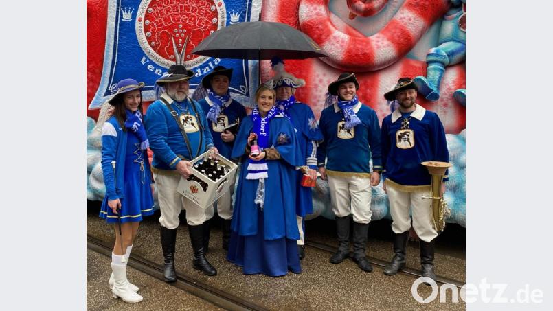 Die Hirschauer gehörten wieder zur Leibgarde von Prinz Axel I. und Venetia Jula. Damit beide unterwegs nicht unter Durst leiden mussten, erhielten sie einen Kasten Faschingsbier aus der Hirschauer Schlossbrauerei (von links): Majoretten-Chefin Marie Giehrl, Veteran Werner Stein, Musikzug-Chef Maximilian Stein, Venetia Jula, ihr Adjutant, Dirigent Wolfgang Vögele und 2. Vorsitzender Thomas Stark. Bild: u